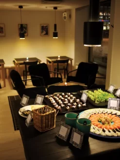 Artek Aalto A110 Hanglamp Ø16 Wit, Messing Ring 38 Artek Aalto A110 Hanglamp Ø16 Wit, Messing Ring -Meubel Speciaal Winkel x886x886 C 2010 SushibarWine Helsinki photo Vivan Daaboul 03.jpg.pagespeed.ic .sutc1duK8Z 1