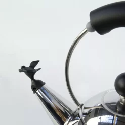 Alessi 9093 Fluitketel Blauw -Meubel Speciaal Winkel x886x886 alessi fluitketel zwart detail 3.jpg.pagespeed.ic .GYFlBD2NcC