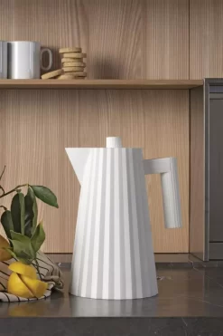 Alessi Plissé Waterkoker 1,7L Wit -Meubel Speciaal Winkel x886x886 alessi pliss waterkoker 1 7l6.jpg.pagespeed.ic .2WPSfZnEPe