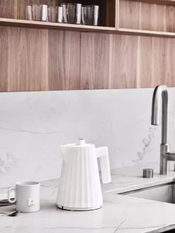 Alessi Plissé Waterkoker 1L Wit -Meubel Speciaal Winkel x886x886 alessi pliss waterkoker 1 l9.jpg.pagespeed.ic .Gfc459mc2t 1