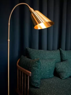 &tradition Fly SC2 Bank Gerookt Eiken Velvet 10 Twilight -Meubel Speciaal Winkel x886x886 andtradition bellevue fly sofa sfeer 1.jpg.pagespeed.ic .oLw4mKngM