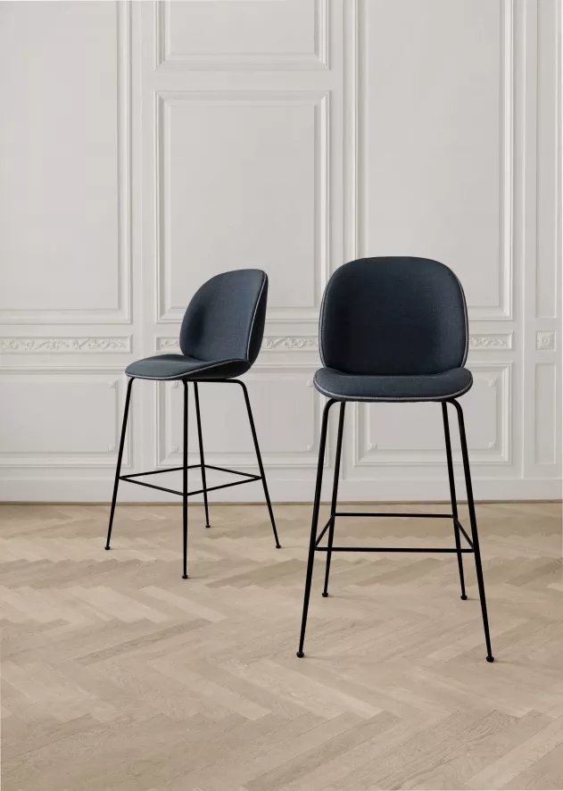 Gubi Beetle Chair Barkruk 65cm Met Zwart Onderstel Wit 6 Gubi Beetle Chair Barkruk 65cm Met Zwart Onderstel Wit - Afbeelding 4