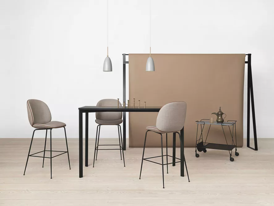 Gubi Beetle Chair Barkruk 65cm Met Zwart Onderstel Wit 5 Gubi Beetle Chair Barkruk 65cm Met Zwart Onderstel Wit - Afbeelding 3