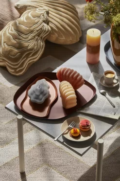 Broste Copenhagen Mie Dienblad 32x39 Blauw -Meubel Speciaal Winkel x886x886 broste copenhagen seashell kussen light yellow1.jpg.pagespeed.ic .jJaXxS2mKG