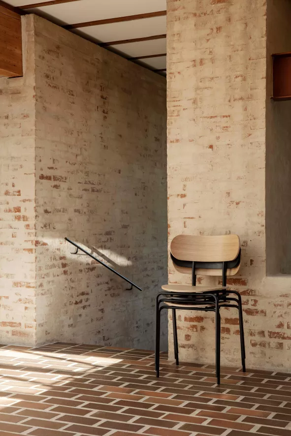 Gubi Coco Stoel Stapelbaar Zwart Essen 13 Gubi Coco Stoel Stapelbaar Zwart Essen - Afbeelding 11