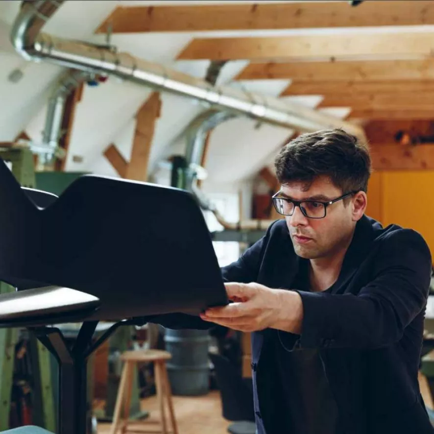 Houe Falk Stoel Met Draaibaar Onderstel Gestoffeerd Dark Grey 6 Houe Falk Stoel Met Draaibaar Onderstel Gestoffeerd Dark Grey - Afbeelding 4