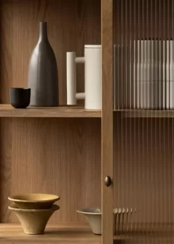 Audo Copenhagen Strandgade Stem Vaas Olijfgroen -Meubel Speciaal Winkel x886x886 menu curiosity vitrinekast14.jpg.pagespeed.ic .sEItT4FgQk