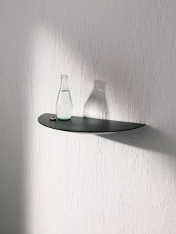 Audo Copenhagen Tweedekansje - Gridy Fungi Wandplank Large Zwart Eiken -Meubel Speciaal Winkel x886x886 menu gridy fungi kast sfeer10 2.jpg.pagespeed.ic .r2jo DfaZw