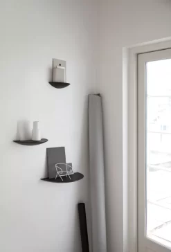 Audo Copenhagen Tweedekansje - Gridy Fungi Wandplank Large Zwart Eiken -Meubel Speciaal Winkel x886x886 menu gridy fungi kast sfeer2 2.jpg.pagespeed.ic .qkHzyLKq6x