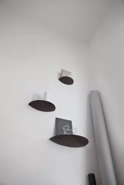 Audo Copenhagen Tweedekansje - Gridy Fungi Wandplank Large Zwart Eiken -Meubel Speciaal Winkel x886x886 menu gridy fungi kast sfeer3 2.jpg.pagespeed.ic .kdWNgyWc 9