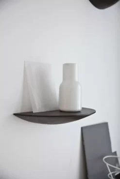 Audo Copenhagen Tweedekansje - Gridy Fungi Wandplank Large Zwart Eiken -Meubel Speciaal Winkel x886x886 menu gridy fungi kast sfeer4 2.jpg.pagespeed.ic .chYb0Z3vxN