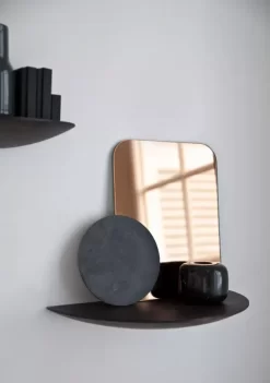 Audo Copenhagen Tweedekansje - Gridy Fungi Wandplank Large Zwart Eiken -Meubel Speciaal Winkel x886x886 menu gridy fungi kast sfeer5 2.jpg.pagespeed.ic .MMEZH4jHV6