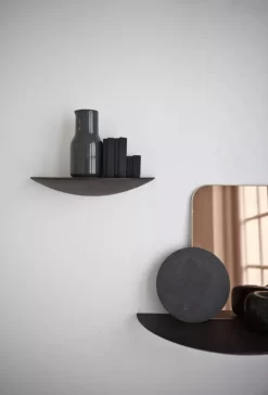 Audo Copenhagen Tweedekansje - Gridy Fungi Wandplank Large Zwart Eiken -Meubel Speciaal Winkel x886x886 menu gridy fungi kast sfeer6 2.jpg.pagespeed.ic .NAzzMqQWie