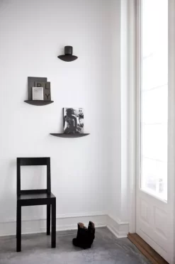 Audo Copenhagen Tweedekansje - Gridy Fungi Wandplank Large Zwart Eiken -Meubel Speciaal Winkel x886x886 menu gridy fungi kast sfeer7 2.jpg.pagespeed.ic .AF6ASDNFAN