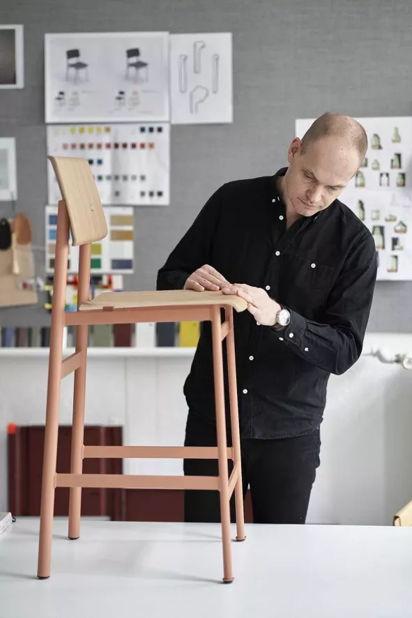 Muuto Loft Barkruk 75cm Zwart / Donker Gelakt Eiken 17 Muuto Loft Barkruk 75cm Zwart / Donker Gelakt Eiken - Afbeelding 15