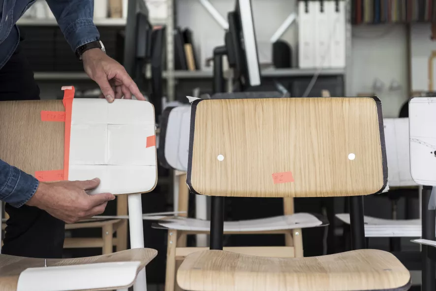 Muuto Loft Barkruk 75cm Zwart / Donker Gelakt Eiken 5 Muuto Loft Barkruk 75cm Zwart / Donker Gelakt Eiken - Afbeelding 3