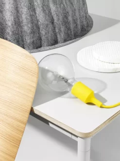 Muuto Base Tafel 250x90 Wit/eiken -Meubel Speciaal Winkel x886x886 muuto nerd chair sfeer 4.jpg.pagespeed.ic .jV9164Asd