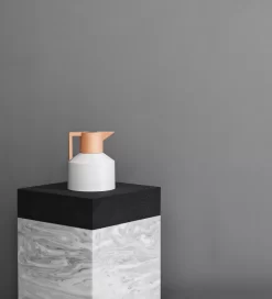 Normann Copenhagen Geo Vacuum Thermoskan Zwart/goud -Meubel Speciaal Winkel x886x886 normann geo thermoskan sfeer10.jpg.pagespeed.ic .hx ODG1KjG