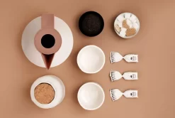 Normann Copenhagen Geo Vacuum Thermoskan Grijs/zilver -Meubel Speciaal Winkel x886x886 normann geo thermoskan sfeer3.jpg.pagespeed.ic .cDc3MfiteO 1