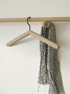 Skagerak Georg Kleerhanger Oak -Meubel Speciaal Winkel x886x886 skagerak georg kleerhanger4.jpg.pagespeed.ic .9VS ztt Sk