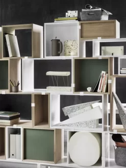 Muuto Stacked 2.0 Kast Met Backboard Medium Eiken/lichtgroen -Meubel Speciaal Winkel x886x886 stacked 2 0 kast small open23.jpg.pagespeed.ic .h11oXsjSW3