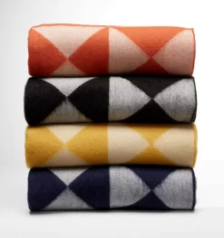 Verpan Mirror Throw Plaid 198x130 Zand -Meubel Speciaal Winkel x886x886 verpan mirror throw plaid11.jpg.pagespeed.ic .oRdHL0fqKP