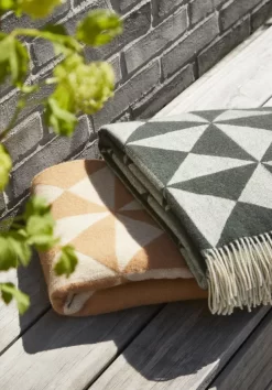 Verpan Mirror Throw Plaid 198x130 Zand -Meubel Speciaal Winkel x886x886 verpan mirror throw plaid16.jpg.pagespeed.ic .9nzkCZeInd