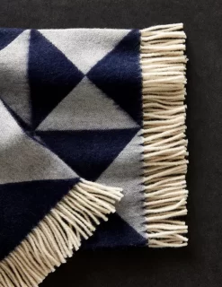 Verpan Mirror Throw Plaid 198x130 Zand -Meubel Speciaal Winkel x886x886 verpan mirror throw plaid7.jpg.pagespeed.ic .qWtA rbmo0