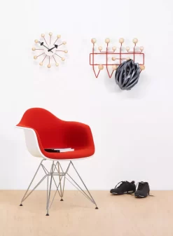 Vitra Ball Clock Klok Ø33 Cherry Wood -Meubel Speciaal Winkel x886x886 vitra ball clock klok sfeer 3.jpg.pagespeed.ic .t0 LaoKczQ 1