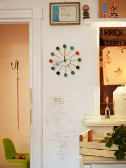 Vitra Ball Clock Klok Ø33 Cherry Wood -Meubel Speciaal Winkel x886x886 vitra ball clock klok sfeer.jpg.pagespeed.ic .4X RwMYVuA 1