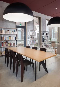 Vitra EM Table Tafel 200x90 Massief Eiken, Ecru -Meubel Speciaal Winkel x886x886 vitra em table tafel sfeer 2.jpg.pagespeed.ic .AFpAfAF3X6